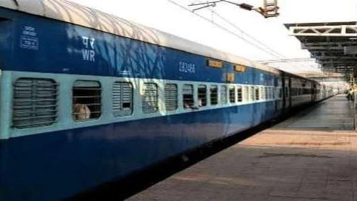 सतना स्टेशन पर इंजन बदलने की झंझट खत्म, रीवा-आनंद विहार ट्रेन अब इस नए रूट से दौड़ेगी