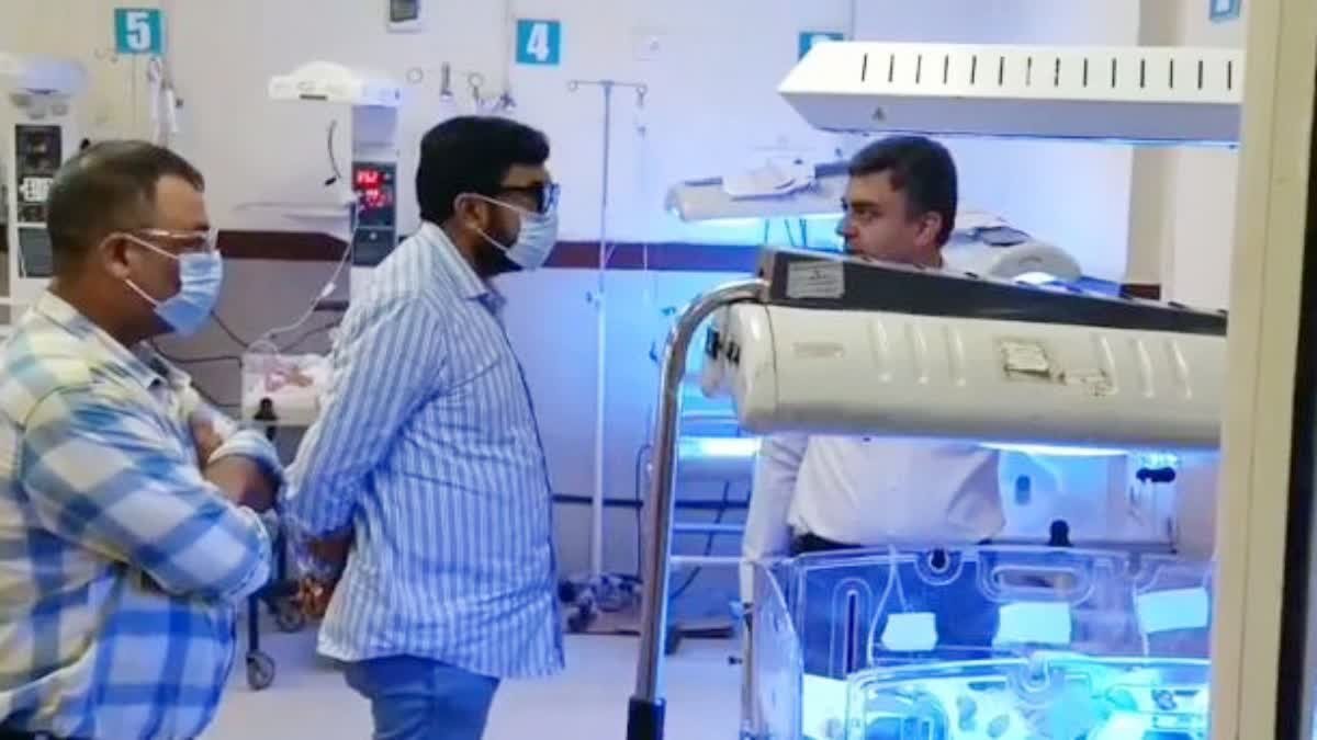 छिंदवाड़ा अस्पताल में लापरवाही जारी, क्षमता से अधिक बच्चों को एक ही वार्मर में रखने को मजबूर डॉक्टर