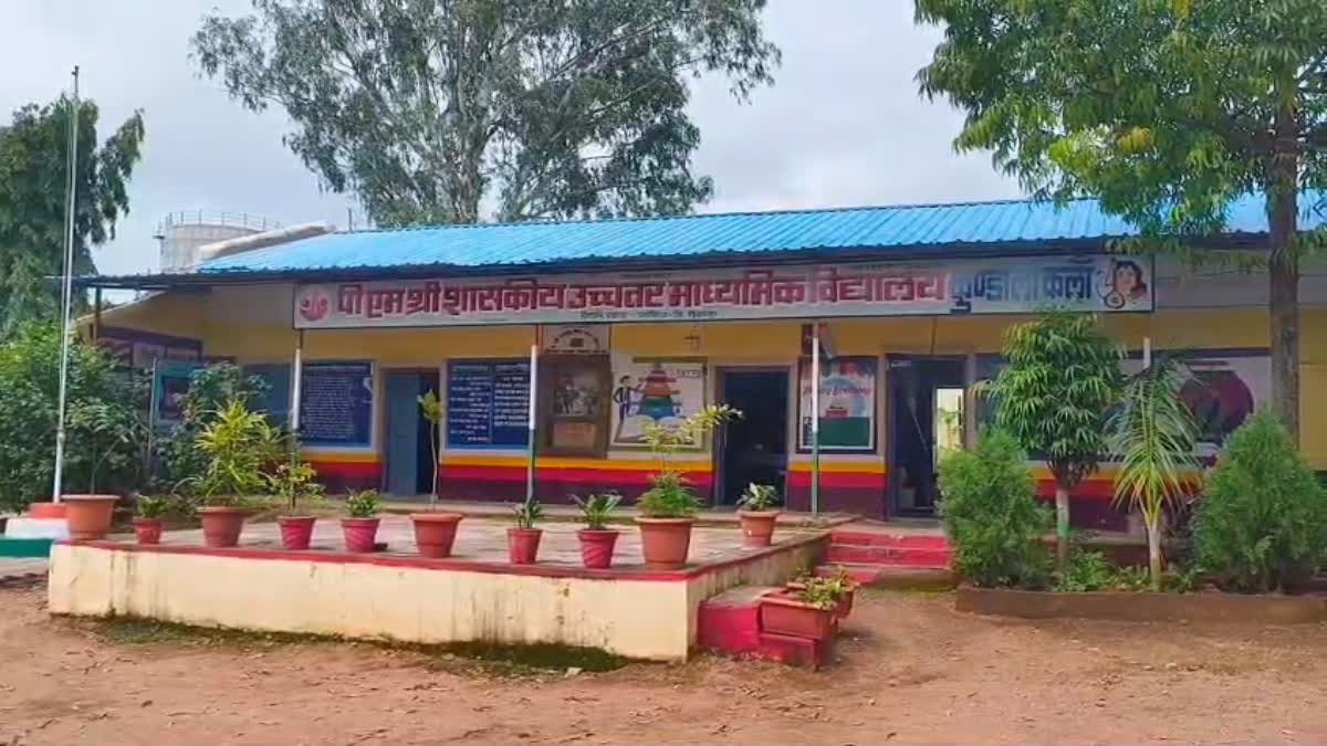 पीएम श्री स्कूल की शिक्षिका का विवादित बयान, छात्राओं को बॉयफ्रेंड बनाने और बच्चे पैदा करने की देती थी सलाह