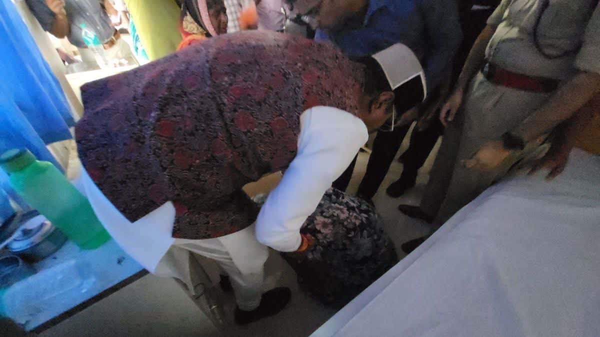 मंत्री विश्वास सारंग के पैरों में गिर पड़ी पीड़ित महिला, अस्पताल में सुनी जमीन कब्जे की फरियाद