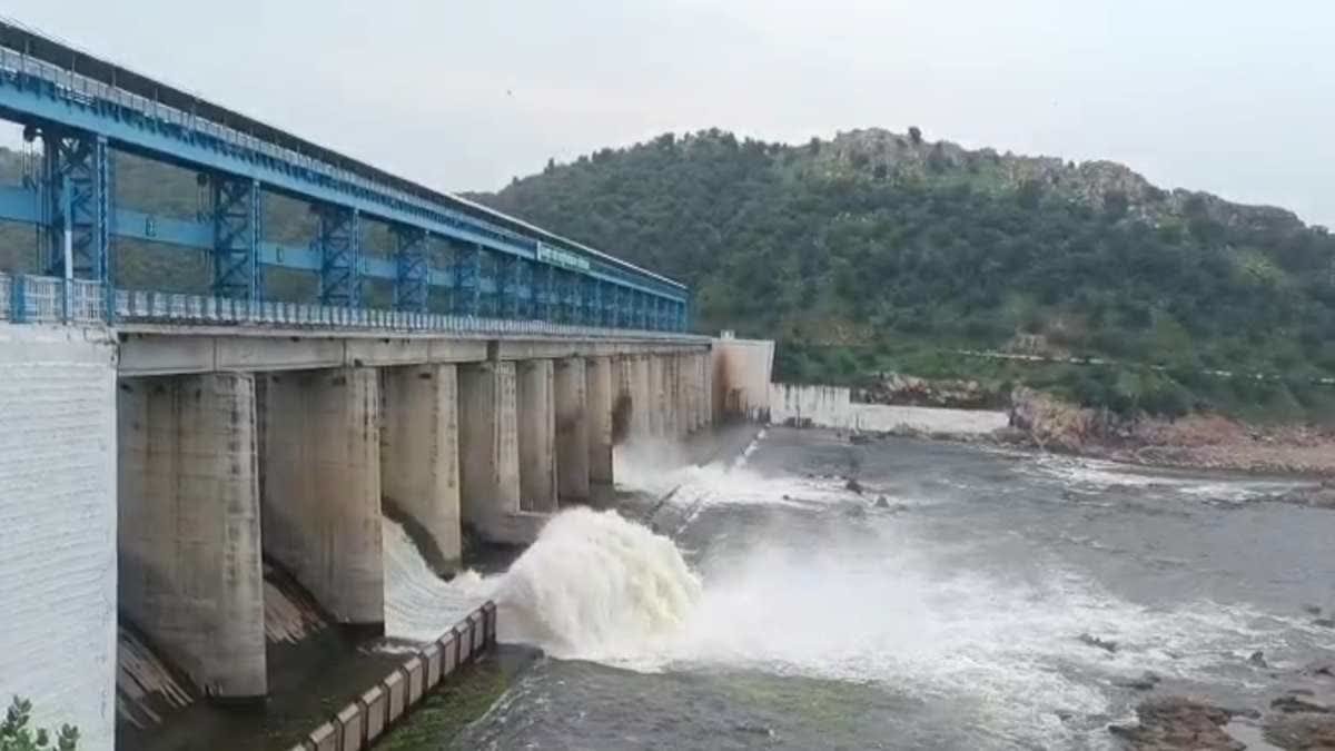 छतरपुर में लगातार बारिश से बढ़ा लहचूरा और देवरी डैम का जलस्तर, खोले गए गेट—बाढ़ का खतरा