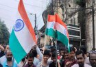 मोती मस्जिद चौराहे पर बैरिकेडिंग के खिलाफ व्यापारियों का उग्र प्रदर्शन, दुकानें रखकर किया धरना