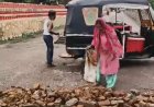 नगर पालिका की अनदेखी पर आम नागरिक ने दिखाया आईना, ईंट-पत्थर डालकर खुद ठीक की सड़क