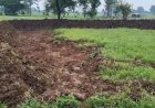 कागजों में बन गया खेत में तालाब, किसान बोला- अधिकारी मेरा तालाब ढूंढकर लाएं