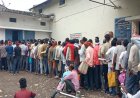 वितरण केंद्र पर घंटों इंतजार करने को मजबूर अन्नदाता, कृषि विभाग ने पल्ला झाड़ा