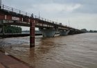 मंडला के माहिष्मती घाट पर बच्चों ने की नर्मदा सेवा, जलस्तर घटने के बाद हाथों से साफ की सीढ़ियां