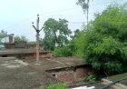 खौफ के साये में जीने को मजबूर ग्रामीण, छत से गुजर रही हाईटेंशन लाइन से मंडरा रहा बड़ा खतरा