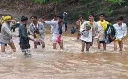 खरगोन के डोंगल्यापानी गांव में विकास गायब, जान जोखिम में डालकर उफनती नदी पार करने को मजबूर ग्रामीण