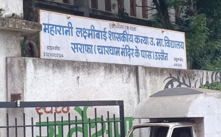 उज्जैन में सराफा कन्या स्कूल शिफ्ट करने के खिलाफ सड़कों पर उतरीं छात्राएं, प्रशासन ने लगाई रोक