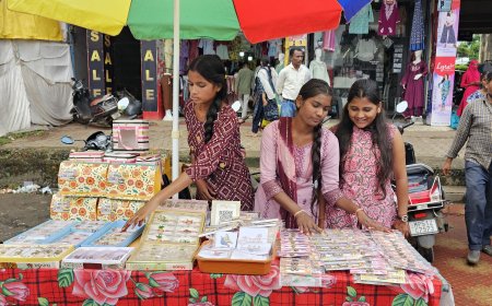 मंडला में गाय के गोबर और प्राकृतिक रंगों से बन रही वैदिक चित्रकारी, स्वसहायता समूह की महिलाओं की अनूठी पहल