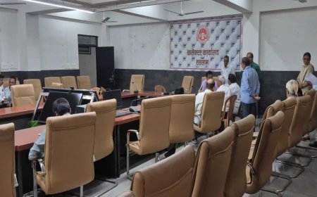 रतलाम में जनसुनवाई की नई व्यवस्था से बढ़ी परेशानी, कलेक्ट्रेट पहुंचे आवेदकों को लौटना पड़ा वापस