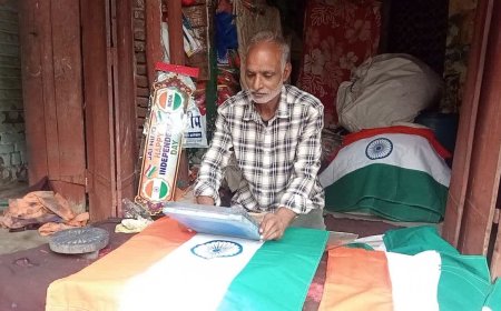 बुरहानपुर का यह मुस्लिम परिवार अंग्रेजों के जमाने से बना रहा है तिरंगा, दो पीढ़ियों से जारी है परंपरा