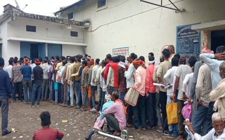 वितरण केंद्र पर घंटों इंतजार करने को मजबूर अन्नदाता, कृषि विभाग ने पल्ला झाड़ा