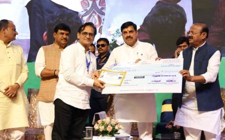मुख्यमंत्री मोहन यादव ने बुनकर रोहित रूसिया को किया सम्मानित, विलुप्त होती कला को दे रहे जीवन