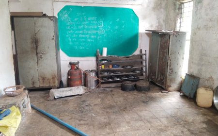 आदिवासी ब्लॉक के इस स्कूल में शौचालय गायब और कबाड़ भरा है, पालकों ने लापरवाह शिक्षकों पर कार्रवाई की मांग की