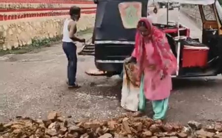 नगर पालिका की अनदेखी पर आम नागरिक ने दिखाया आईना, ईंट-पत्थर डालकर खुद ठीक की सड़क