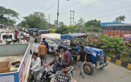 प्याज बेचने पहुंचे किसानों का फूटा गुस्सा, अचानक मंडी बंद होने पर सड़क पर खड़ी कीं 600 ट्रैक्टर-ट्रालियां