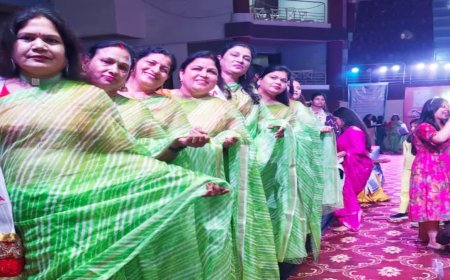 इंदौर में महिलाओं ने साड़ी पहनकर किया रैम्प वॉक, नशा मुक्ति और ब्रेस्ट कैंसर से बचाव का दिया संदेश