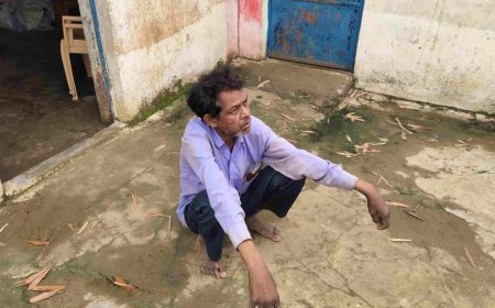 मध्य प्रदेश के सीधी में शराबी शिक्षक का कारनामा, ब्लैकबोर्ड पर कलेक्टर का नाम गलत लिखा और बच्चों पर गिरे