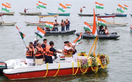 भोपाल की बड़ी झील में निकली भव्य नौका तिरंगा यात्रा, सीएम मोहन यादव ने थामे रखा तिरंगा