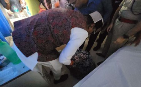 मंत्री विश्वास सारंग के पैरों में गिर पड़ी पीड़ित महिला, अस्पताल में सुनी जमीन कब्जे की फरियाद