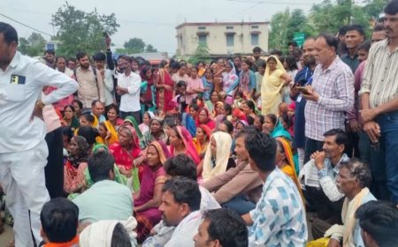 छिंदवाड़ा में खाद वितरण पर रोक के खिलाफ किसानों का चक्काजाम, स्टॉक का हो रहा मिलान