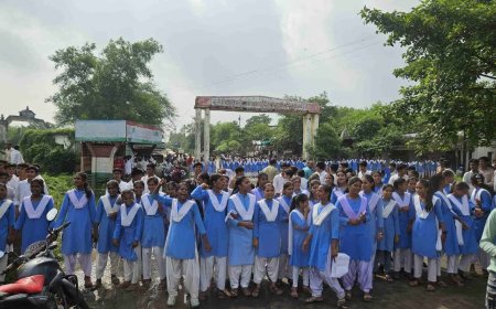 गोदाम में चल रहा शासकीय स्कूल, हैंडपंप पर कब्जे से नाराज छात्राओं ने किया चक्काजाम; प्रिंसिपल पर लगे गंभीर आरोप