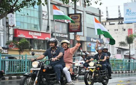 मुख्यमंत्री मोहन यादव ने बुलेट चलाकर निकाली तिरंगा यात्रा, बच्चों को देख रोका काफिला