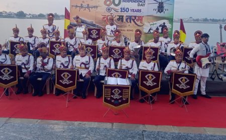 आज़ादी की 80वीं वर्षगांठ पर महार रेजिमेंट के बैंड ने लाखा बंजारा झील के तट पर दी शानदार प्रस्तुति