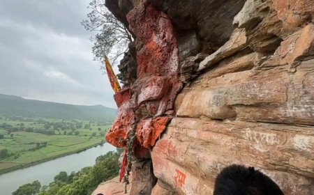 MP-UP सीमा पर स्थित है अनोखा हनुमान मंदिर, जहाँ एक पैर से रुक गई थी धसान नदी की बाढ़