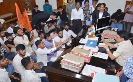 रानी दुर्गावती यूनिवर्सिटी में एबीवीपी का जोरदार प्रदर्शन, 3 घंटे तक कुलगुरु कार्यालय में दिया धरना