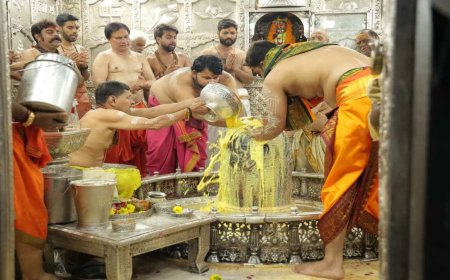 उज्जैन में सावन के पहले सोमवार पर उमड़ा जनसैलाब, तड़के 3 बजे खुले महाकालेश्वर मंदिर के पट