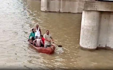 मोबाइल नहीं मिलने पर उफनाई नदी में कूदा बेटा, बचाने गए बुजुर्ग पिता भी डूबे, ऐसे बची दोनों की जान
