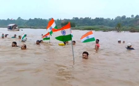 जबलपुर में नर्मदा नदी में निकाली गई अनोखी तिरंगा यात्रा, उफनते पानी में 7 किमी तैरते हैं तैराक