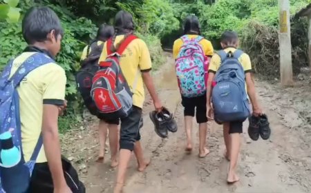 शिवपुरी के बछोरा में कीचड़ भरे रास्ते से गुजरने को मजबूर मासूम बच्चे, हाथ में जूते लेकर जाने को हैं विवश