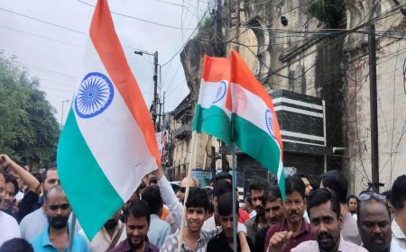 मोती मस्जिद चौराहे पर बैरिकेडिंग के खिलाफ व्यापारियों का उग्र प्रदर्शन, दुकानें रखकर किया धरना