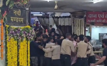 गर्भगृह में घुसने को लेकर विवाद, सुरक्षाकर्मी के सिर में आई गंभीर चोट