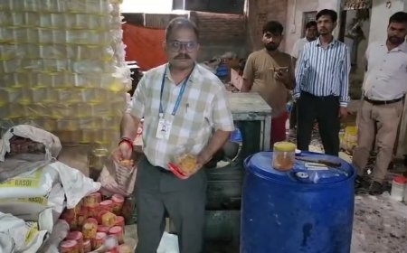 रीवा में भैंस के तबेले के पीछे चल रही थी नकली मिठाई की फैक्ट्री, मैदा और सिंथेटिक मटेरियल से बन रही थीं मिठाइयां