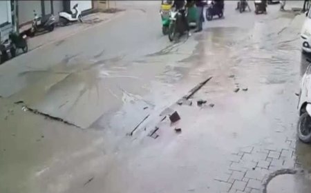 गोरा कुंड में टेस्टिंग के दौरान फटी 40 करोड़ की सड़क, पानी की पाइपलाइन टूटने से मची अफरा-तफरी