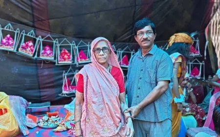 सागर के मुकेश प्रजापति पिछले 21 साल से सावन में बांट रहे हैं निशुल्क राधा-कृष्ण के झूले, अनोखी है कहानी
