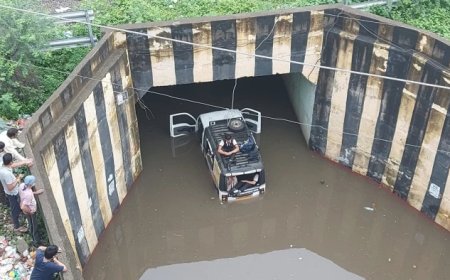 देवास में अंडरपास के पानी में फंसा स्कूली बच्चों का मैजिक वाहन, बच्चों को छोड़कर भागा चालक