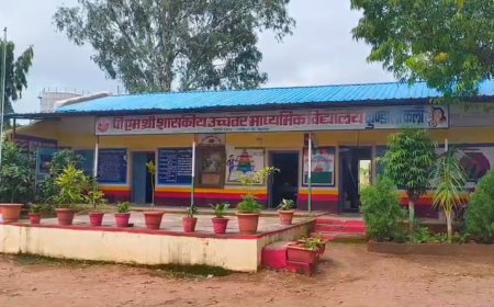 पीएम श्री स्कूल की शिक्षिका का विवादित बयान, छात्राओं को बॉयफ्रेंड बनाने और बच्चे पैदा करने की देती थी सलाह