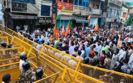 वंदे मातरम् के अपमान के विरोध में आमने-सामने आए भाजपा-कांग्रेस कार्यकर्ता, शिंदे की छावनी पर तनाव