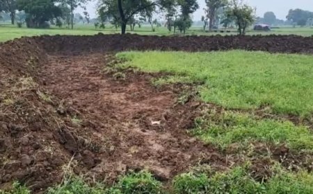 कागजों में बन गया खेत में तालाब, किसान बोला- अधिकारी मेरा तालाब ढूंढकर लाएं