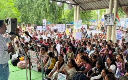 मध्य प्रदेश में बच्चों और युवाओं का फूटा गुस्सा, सागर में चक्काजाम तो बड़वानी में कलेक्टर को आना पड़ा सड़क पर