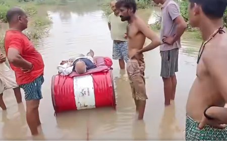 रीवा में अमानवीयता की हदें पार, बाढ़ के पानी के बीच तैरते ड्रमों पर रखकर ले जाना पड़ा शव