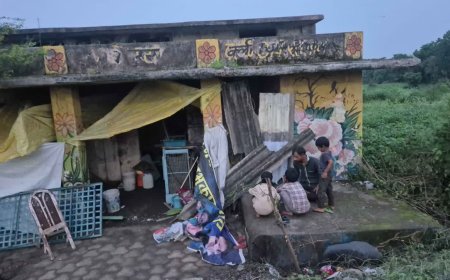 डोसीगांव मल्टी से बेदखल परिवार सुलभ शौचालय में रहने को मजबूर, सामने आई दर्दनाक तस्वीर