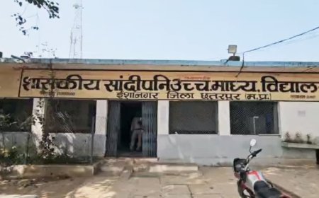 छात्राओं का टॉयलेट इस्तेमाल करने पर शासकीय स्कूल के प्राचार्य पर गिरी गाज, कमिश्नर ने किया सस्पेंड