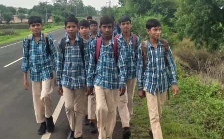 सांदीपनि सीएम राइज स्कूल के छात्रों का दर्द, बस न मिलने पर 3 किमी पैदल चलने को मजबूर
