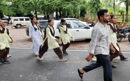 शहडोल में नई बिल्डिंग मिलने पर भी पुरानी जर्जर इमारत में बैठने को मजबूर छात्र, वीडियो वायरल